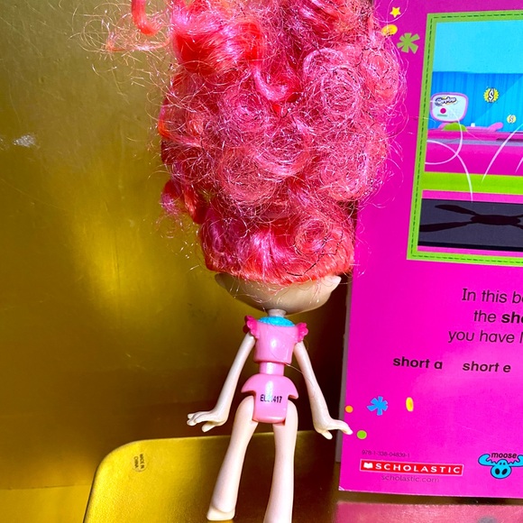 SHOPKINS SHOPPIES LUCY SMOOTHIE DOLL & SHOPKINS PHONICS BOOK - Picture 10 of 12